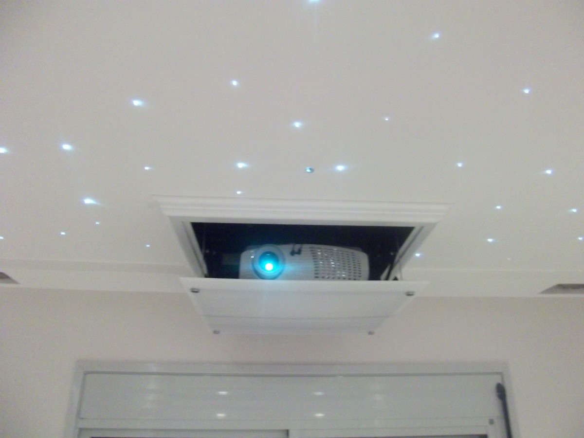 Instalação de projetor no teto
